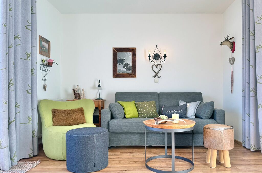 Wohnbereich mit gemütlicher Couch, Sessel und Couchtisch