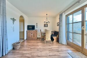 Essbereich mit Esstisch und TV-Sideboard