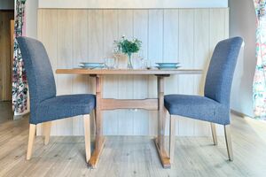 Essbereich mit Esstisch und Stühlen