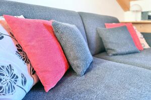 Bequeme Wohnzimmer Schlaf-Couch mit Kissen Detail