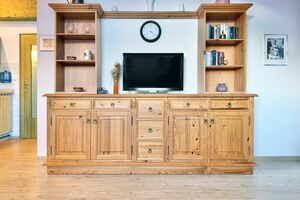 Wohnzimmer Sideboard mit Smart-TV und Dekoration