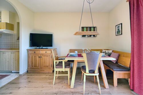 Essbereich mit Esstisch und TV-Sideboard