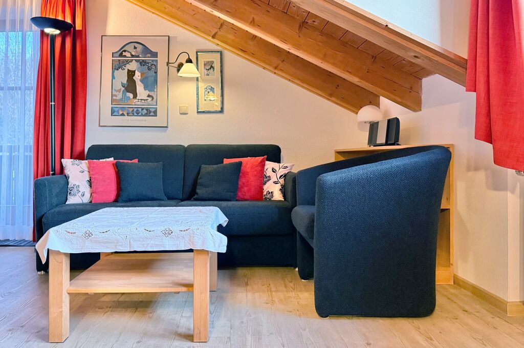 Wohnbereich mit gemütlicher Couch, Sessel und Couchtisch