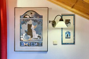 Wohnzimmer Wandbilder und Lampe Detail