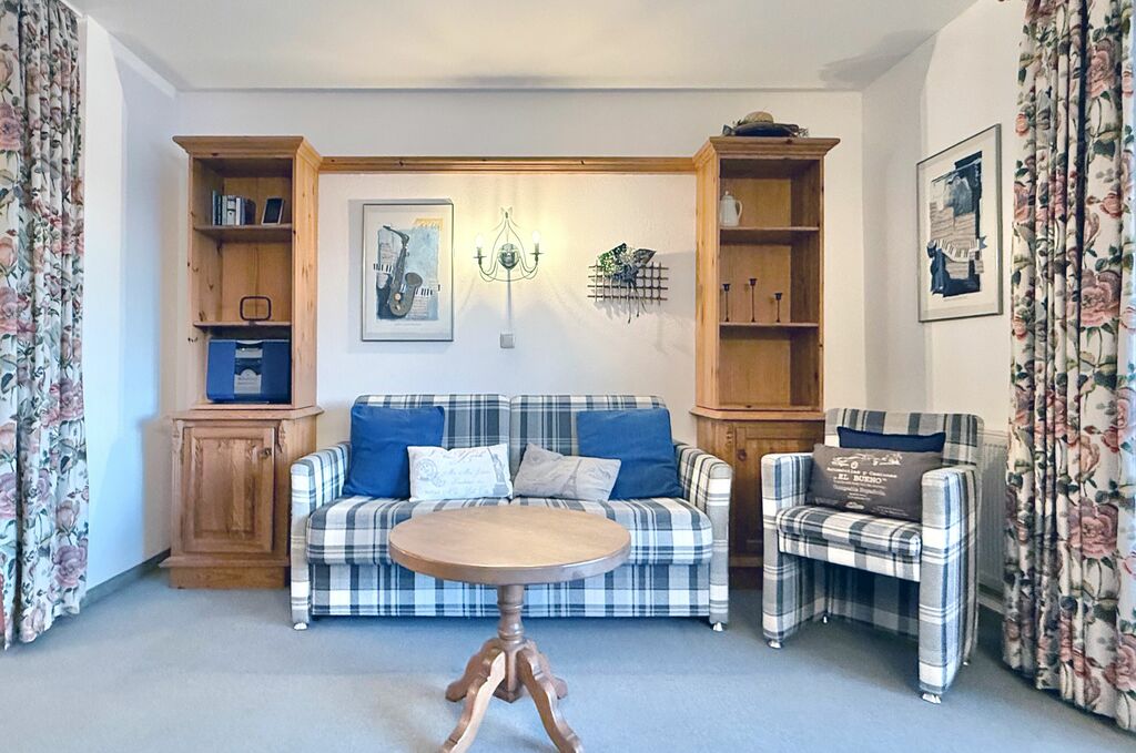 Wohnbereich mit gemütlicher Couch, Sessel und Couchtisch