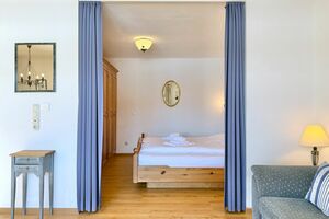 Wohnbereich mit Blick in das Schlafzimmer