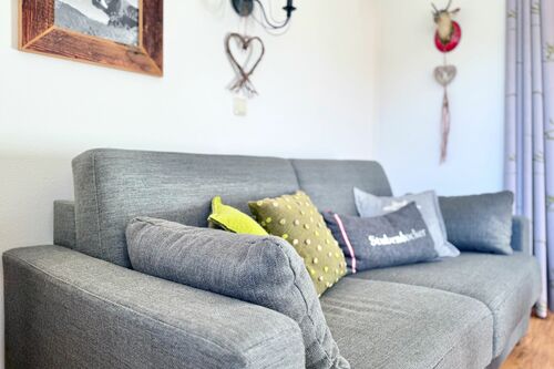 Wohnzimmer Couch mit bequemen Kissen Detail