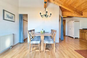 Essbereich mit Esstisch und Decken-Leuchter