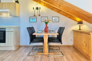 Essbereich mit Esstisch für vier Personen