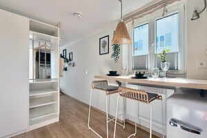 Wohn-Essbereich mit Kleiderschrank, Esstisch und Kühlschrank