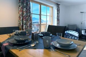 Gedeckter Esstisch mit Blick auf die Alpen Detail