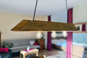 Urige Holzlampe über dem Esstisch Detail