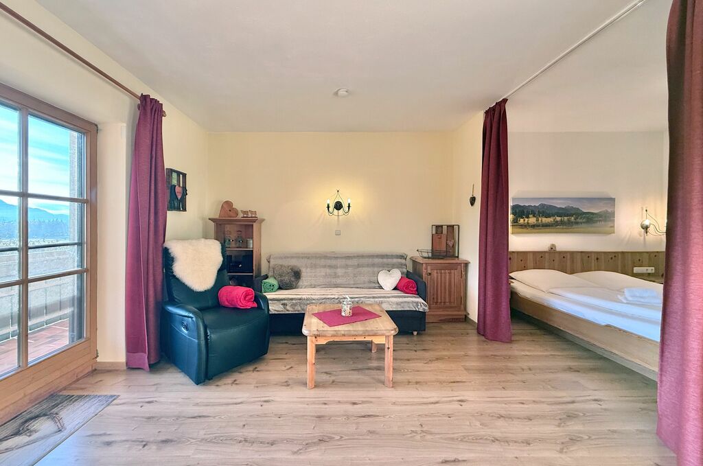 Wohnzimmer mit gemütlicher Couch und Sessel