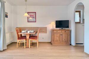 Essbereich mit Esstisch und TV-Sideboard