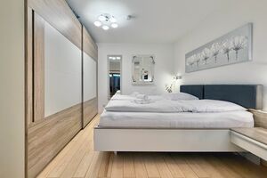 Modernes Schlafzimmer mit Doppelbett und Kleiderschrank