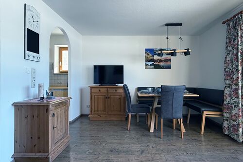 Essbereich mit Esstisch und TV-Sideboard