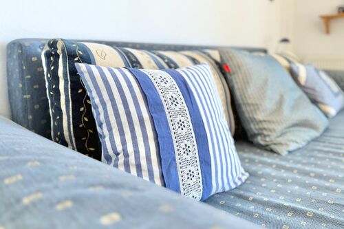 Wohnzimmer Couch mit bequemen Kissen Detail