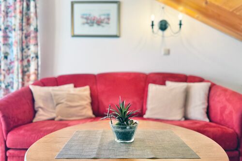 Wohnzimmer mit gemütlicher Couch und Couchtisch