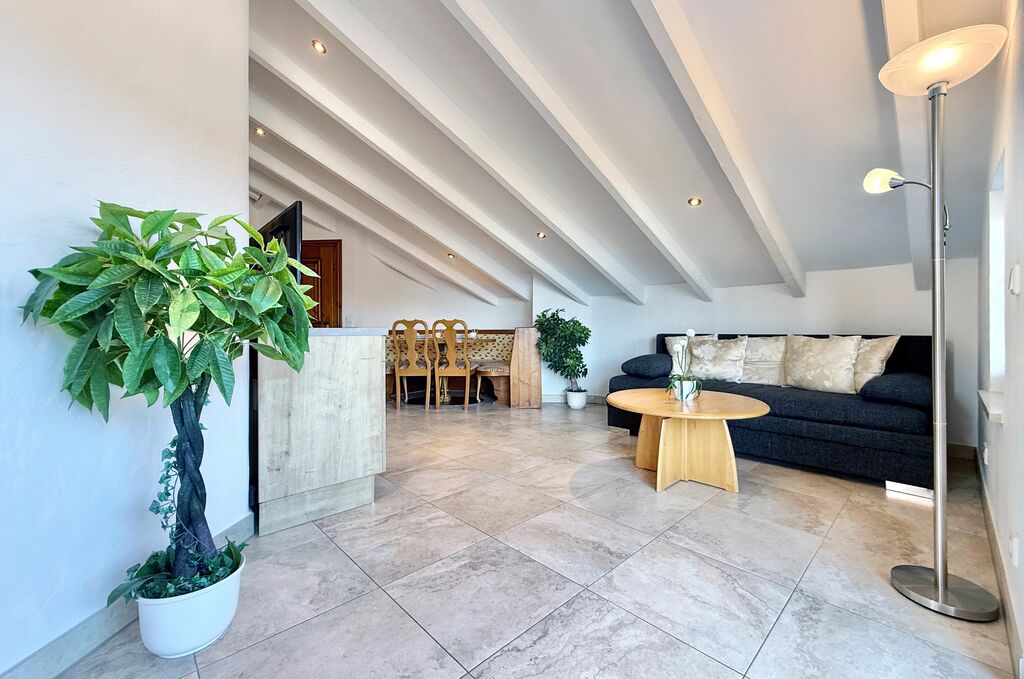 Wohn- und Essbereich mit Couch, Couchtisch sowie Esstisch