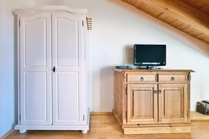TV-Sideboard und Kleiderschrank