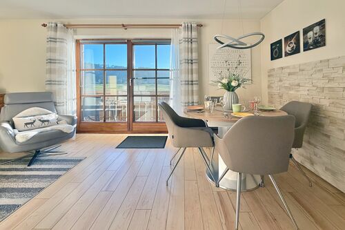 Ess- und Wohnbereich mit Ausblick auf die Alpen