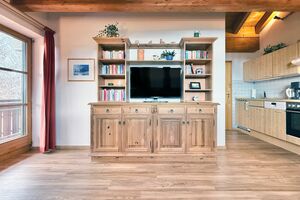 Wohnbereich mit Balkon und TV-Sideboard