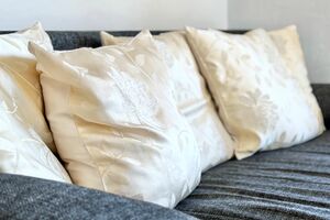 Wohnzimmer Couch mit bequemen Kissen Detail