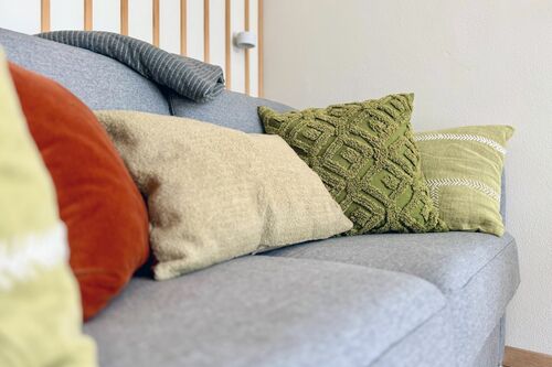 Wohnzimmercouch mit Kissen Detail