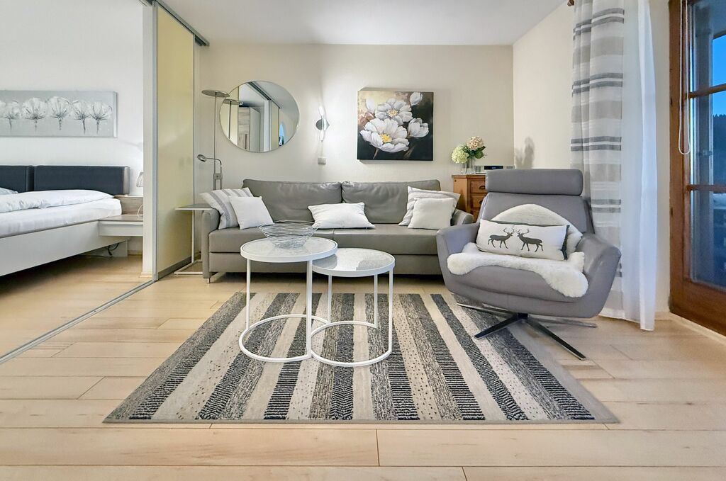 Bequemes Wohnzimmer mit Couch und Sessel