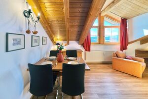 Wohn- und Essbereich mit Esstisch und Fenster