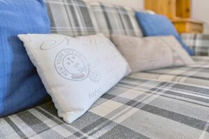 Wohnzimmer Couch mit bequemen Kissen Detail