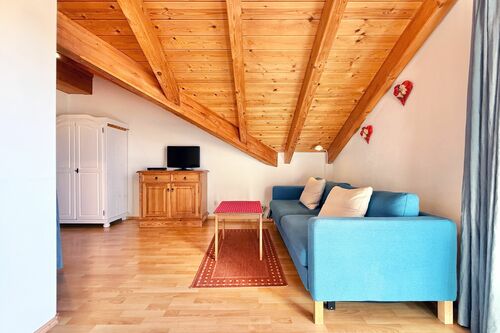 Wohnzimmer mit Couch, Couchtisch und TV-Sideboard