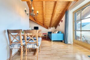 Wohn- und Essbereich mit Esstisch, Couch und Süd-Balkon