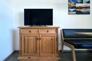 TV-Sideboard mit Wandbild Detail