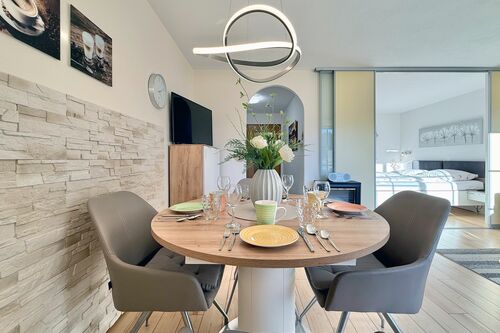 Essbereich mit Esstisch und gemütlichen Stühlen