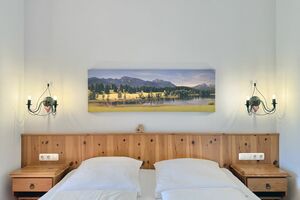 Schlafzimmer mit Doppelbett und Wandbild der Alpen Detail