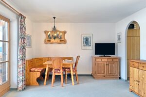 Essbereich mit Esstisch und TV-Sideboard