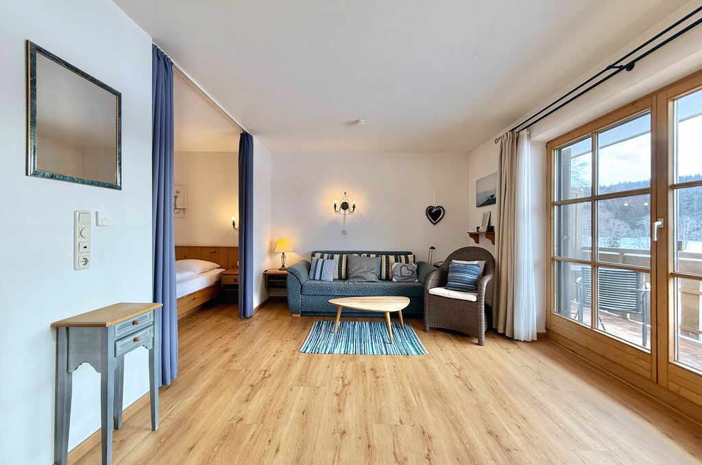 Wohnbereich mit gemütlicher Couch, Sessel und Couchtisch