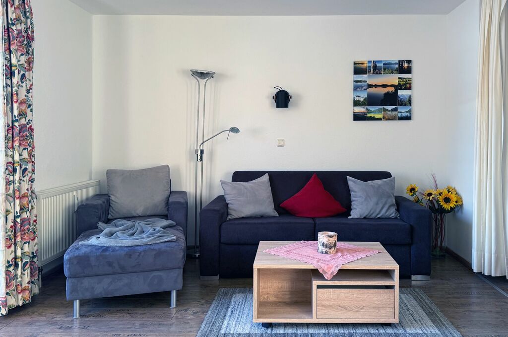 Wohnbereich mit gemütlicher Couch, Sessel und Couchtisch