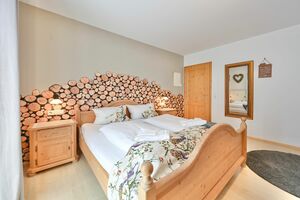 Schlafzimmer mit Doppelbett