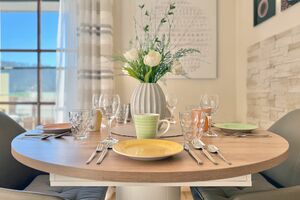 Gedeckter Esstisch mit Ausblick in die Natur