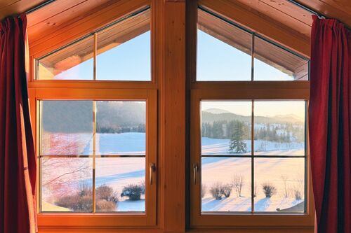 Sonniger Ausblick auf die Allgäuer Wiesen und Alpen aus dem Wohnzimmer