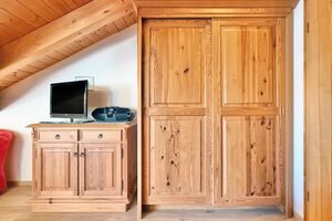 TV-Sideboard und Kleiderschrank