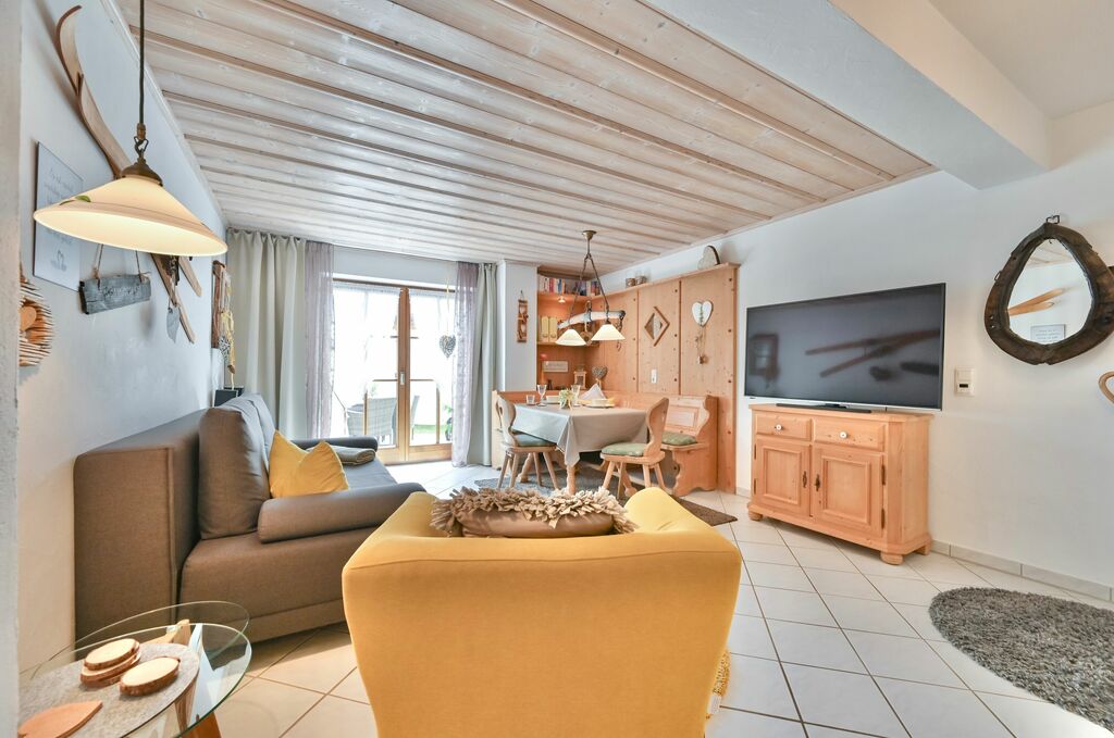 Wohnzimmer mit Couch und Sessel