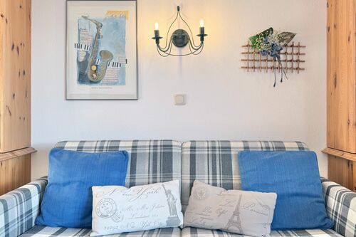 Wohnzimmer Couch mit Kissen und Wanddekoration Detail