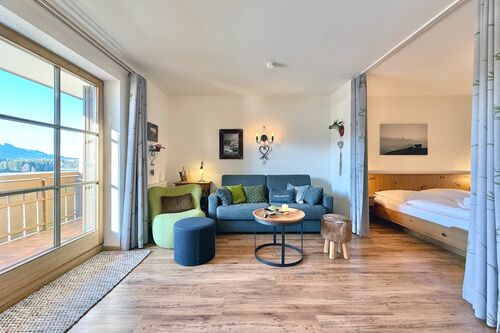 Wohnbereich mit Blick auf den sonnigen Balkon und den Schlafbereich