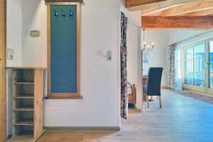 Eingangsbereich mit Regal und Garderobe