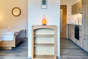 Wohn- und Essbereich Abstellregal mit Himalaya Salzlampe